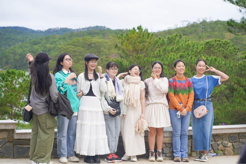 Lựa chọn trang phục thoải m&aacute;i, tiện lợi trong việc di chuyển tr&ecirc;n địa h&igrave;nh đồi n&uacute;i gi&uacute;p bạn giữ sức để tham quan trọn vẹn khu du lịch